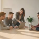Groep engineers krijgt training in een lichte opleidingsruimte