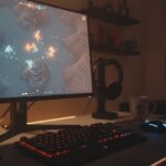 Gamingopstelling met een monitor waarop een realtime strategiespel draait