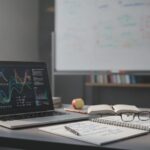Bureau van een natuurkundige met laptop, handgeschreven formules en koffie
