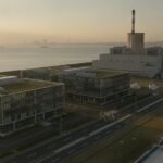Datacentercomplex naast een gascentrale aan de baai van Tokio