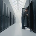 Technicus controleert een rack met GPU-servers in een datacenter