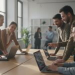 Softwareontwikkelaars werken samen aan laptops in een licht kantoor