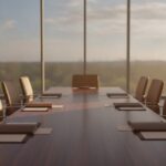 Lege vergaderzaal van een overheidsgebouw met lange houten tafel in middaglicht